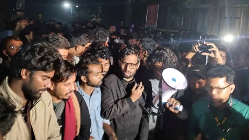 টানা ৩৫ ঘণ্টা পর অনশন প্রত্যাহার জগন্নাথ বিশ্ববিদ্যালয়ের শিক্ষার্থীদের